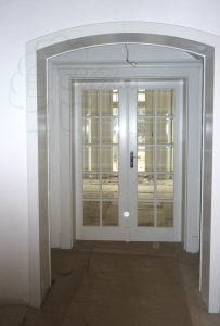 Drzwi wewnętrzne drewniane dwuskrzydłowe białe ZOSIA S10 + zabudowa glifu łukowa 