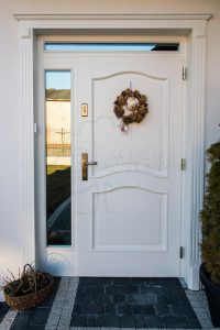 Białe drzwi zewnętrzne SEBASTIAN z dostawką boczną stałą i naświetlem górnym