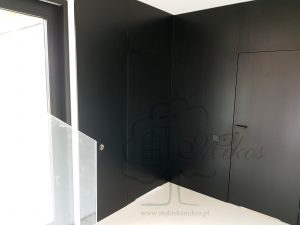 Czarne drzwi PŁASKIE z zabudową (ścianką), chowane zawiasy