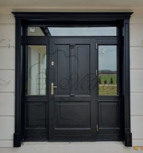 Drzwi zewnętrzne NIKODEM ze zdobnikiem i portalem