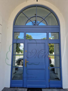 Drewniane drzwi PARKOWA w kolorze niebieskim