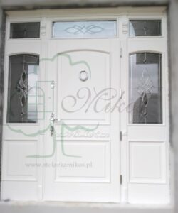 Drzwi wejściowe CEZAR z rzeźbą z witrażami i kolumnami