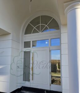 Drzwi wejściowe Parkowa model PIOTR (listwa płaska) + panel na belkę betonową + złota antaba