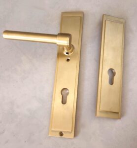 Zestaw CLASSIC do drzwi z antabą, mosiądz szlifowany