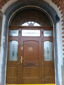 Drzwi wejściowe model CEZAR z rzeźbą do projektu Parkowa (złoty dąb)