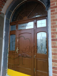 Drzwi wejściowe model CEZAR z rzeźbą do projektu Parkowa (złoty dąb)