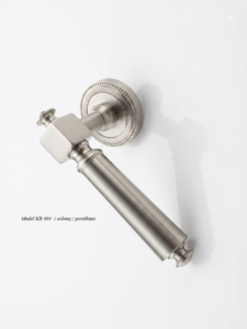 Klamka mosiężna UniMetal KR604 z osłoną z perełkami (nikiel szlifowany)